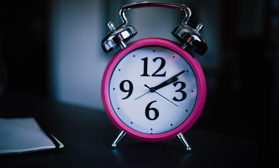 An alarm clock with pink border.